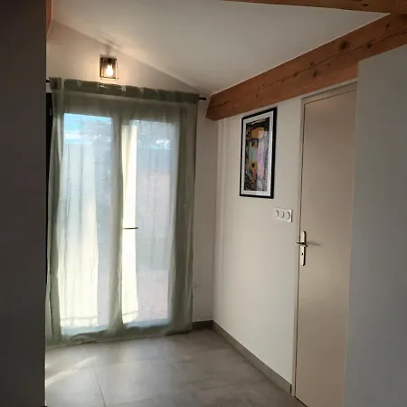 Апартаменты Studio-cabine Au Calme Proche De Nimes Bouillargues
